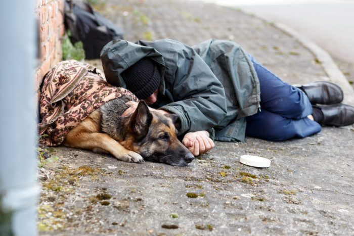 obdachloser Mann mit seinem Hund